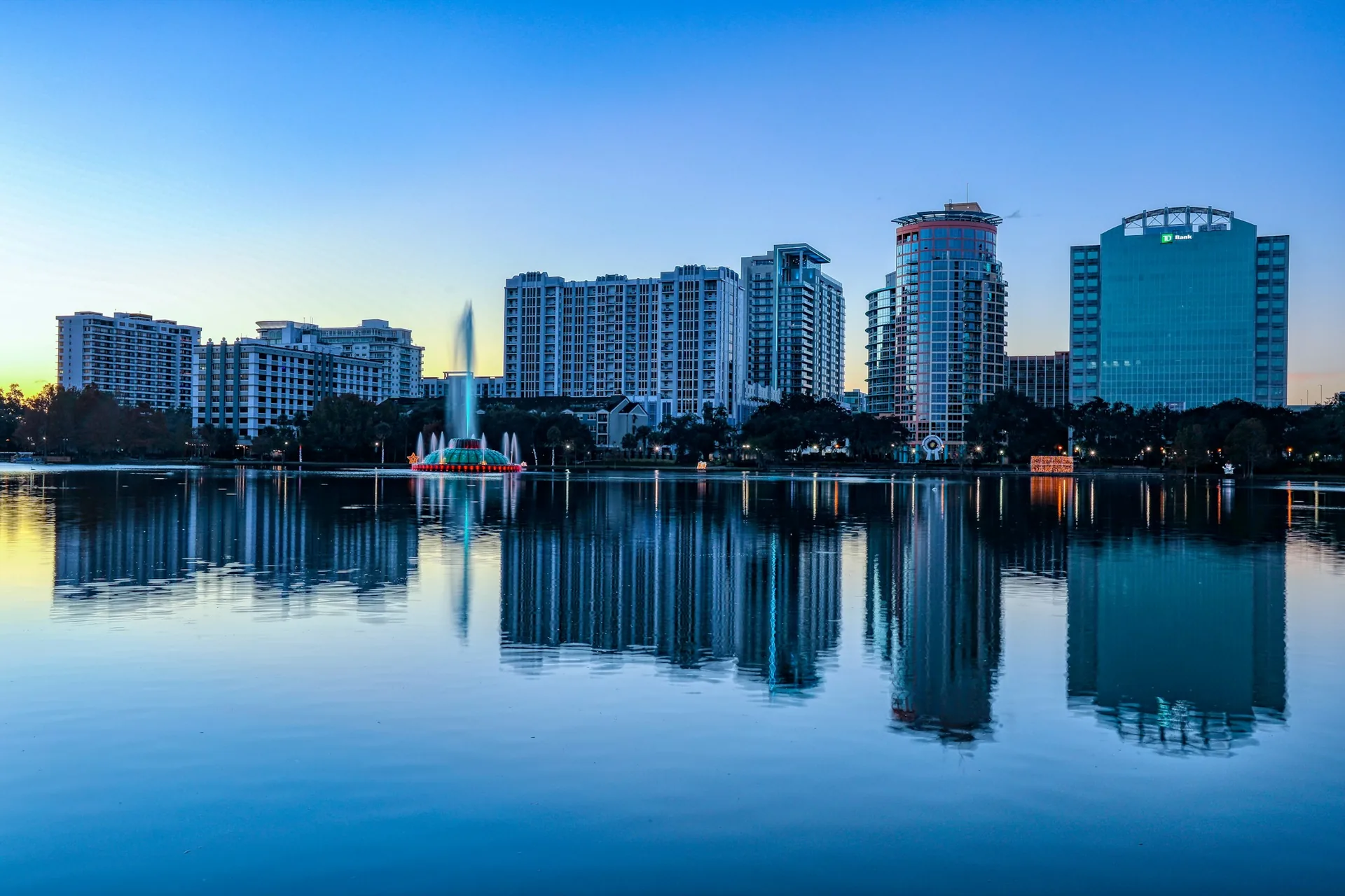 Lake Eola, Orlando · Contextual photography, not a Daniel Jorge project.